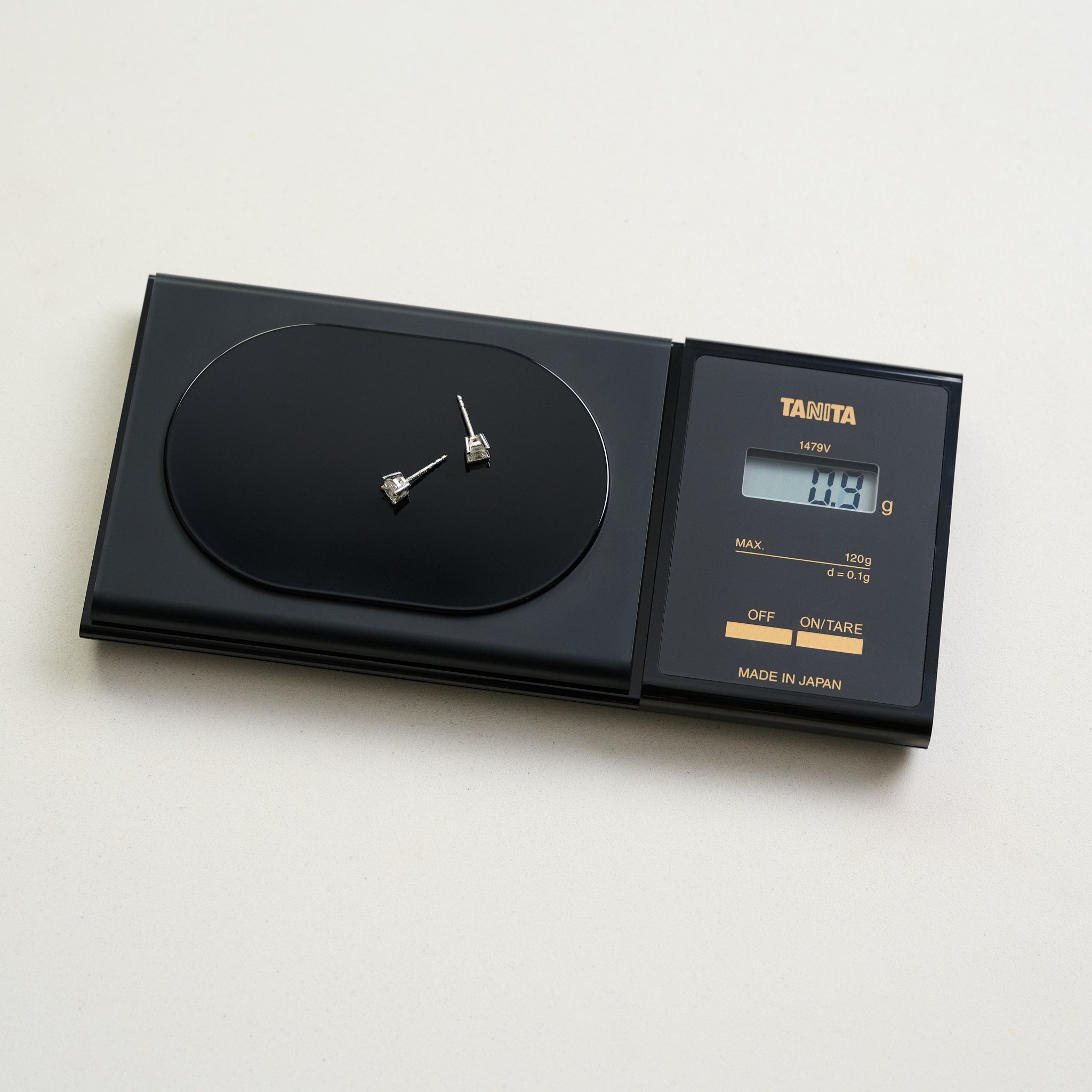 TANITA digital scale uses alkaline batteries (multi purpose)